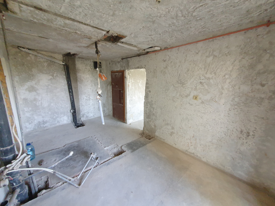 Apartament 3 camere decomandat, gata de renovat, Zona Freidorf 9, foxfort.ro