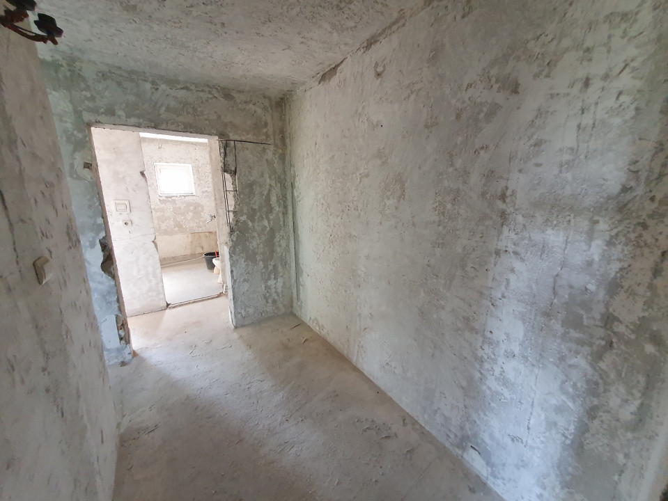 Apartament 3 camere decomandat, gata de renovat, Zona Freidorf 12, foxfort.ro