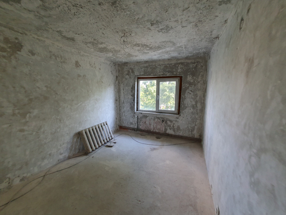 Apartament 3 camere decomandat, gata de renovat, Zona Freidorf 14, foxfort.ro