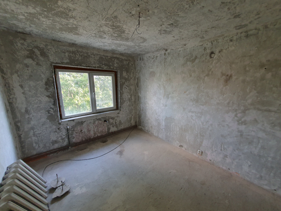 Apartament 3 camere decomandat, gata de renovat, Zona Freidorf 15, foxfort.ro