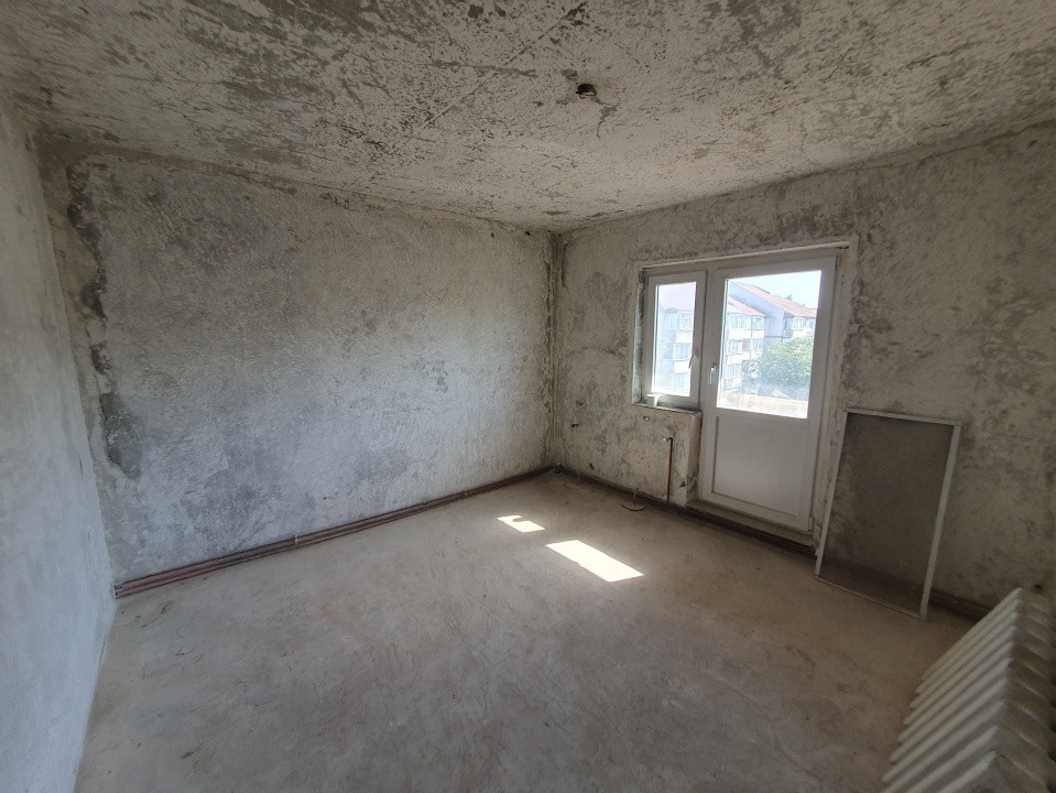 Apartament 3 camere decomandat, gata de renovat, Zona Freidorf 19, foxfort.ro