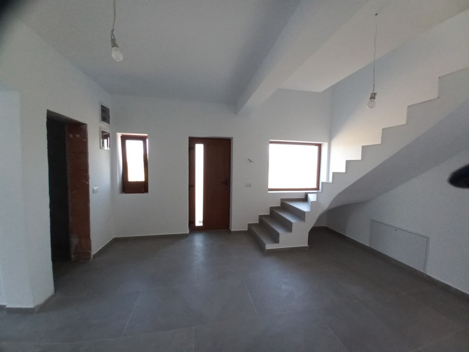 Duplex cu 4 camere, teren individual de 259 mp si terasa de 20 mp, in Plopi 1, foxfort.ro