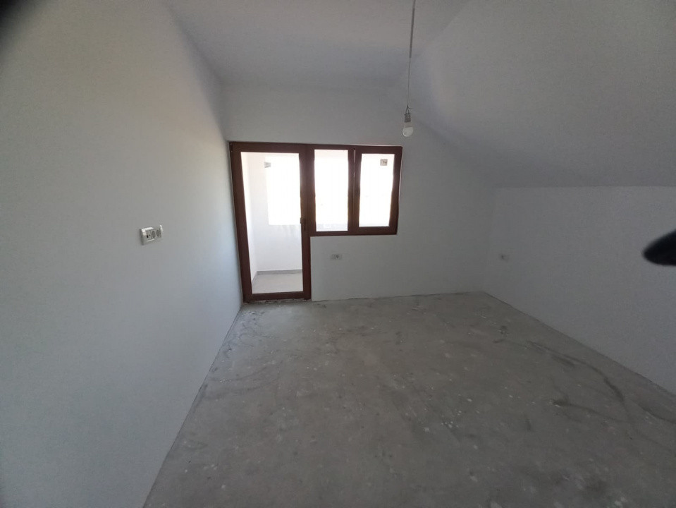 Duplex cu 4 camere, teren individual de 259 mp si terasa de 20 mp, in Plopi 6, foxfort.ro