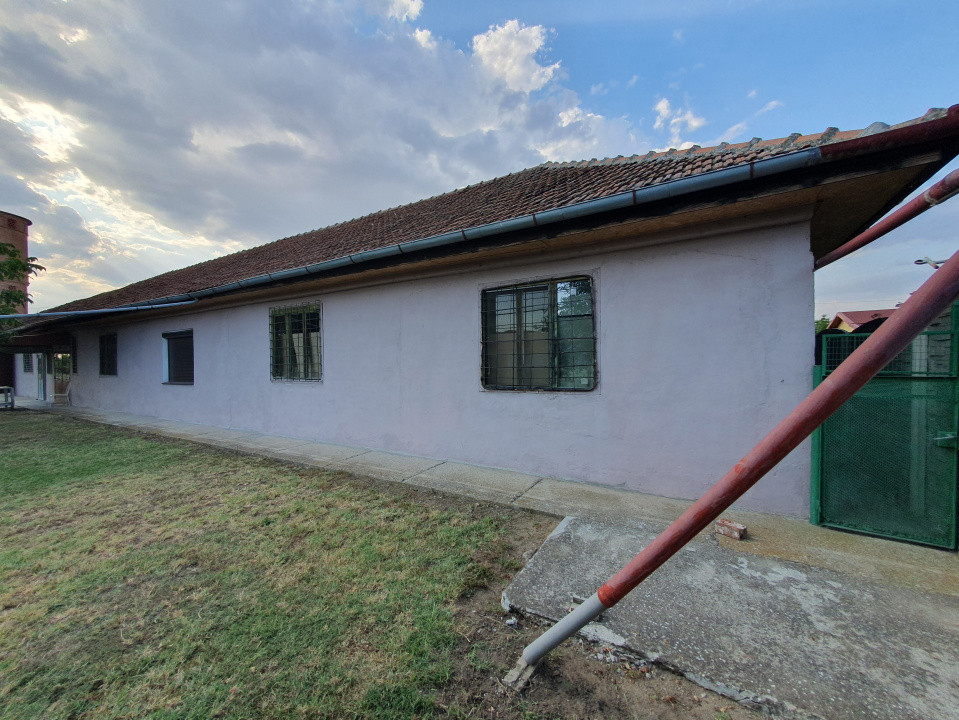 Spatiu de productie, 10 incaperi, 382 mp utili, 1800 mp teren, Peciu Nou 13, foxfort.ro