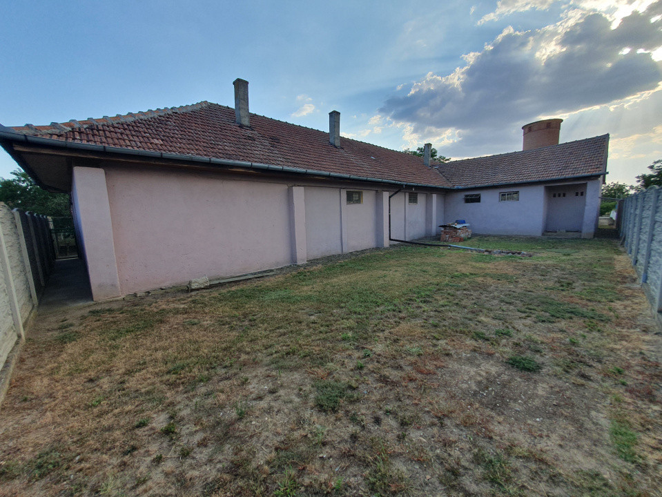 Spatiu de productie, 10 incaperi, 382 mp utili, 1800 mp teren, Peciu Nou 20, foxfort.ro