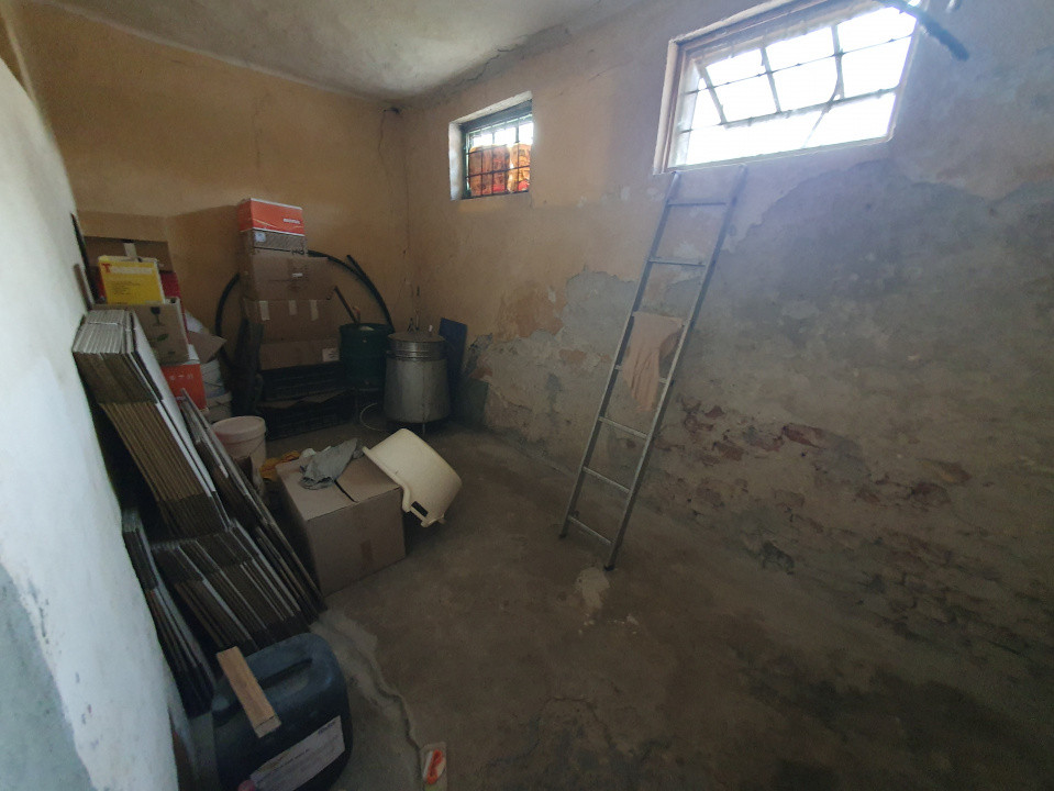 Spatiu de productie, 10 incaperi, 382 mp utili, 1800 mp teren, Peciu Nou 34, foxfort.ro