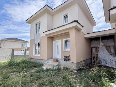 Duplex de vanzare, 4 camere despartit prin garaj - toate utilitatile Mosnita