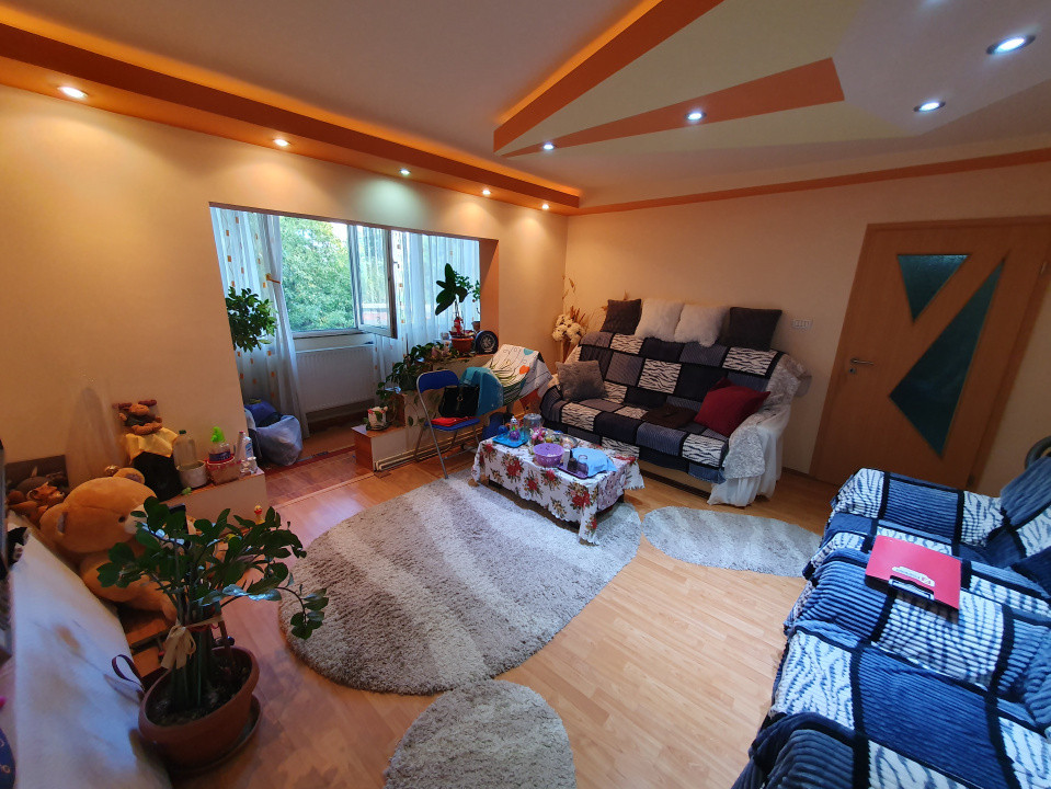 Apartament 3 camere, etaj 1, centrala proprie, bloc izolat - Zona Kiriac 4, foxfort.ro