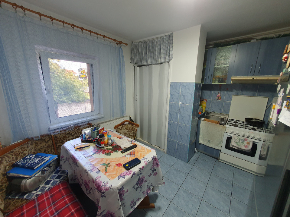 Apartament 3 camere, etaj 1, centrala proprie, bloc izolat - Zona Kiriac 12, foxfort.ro