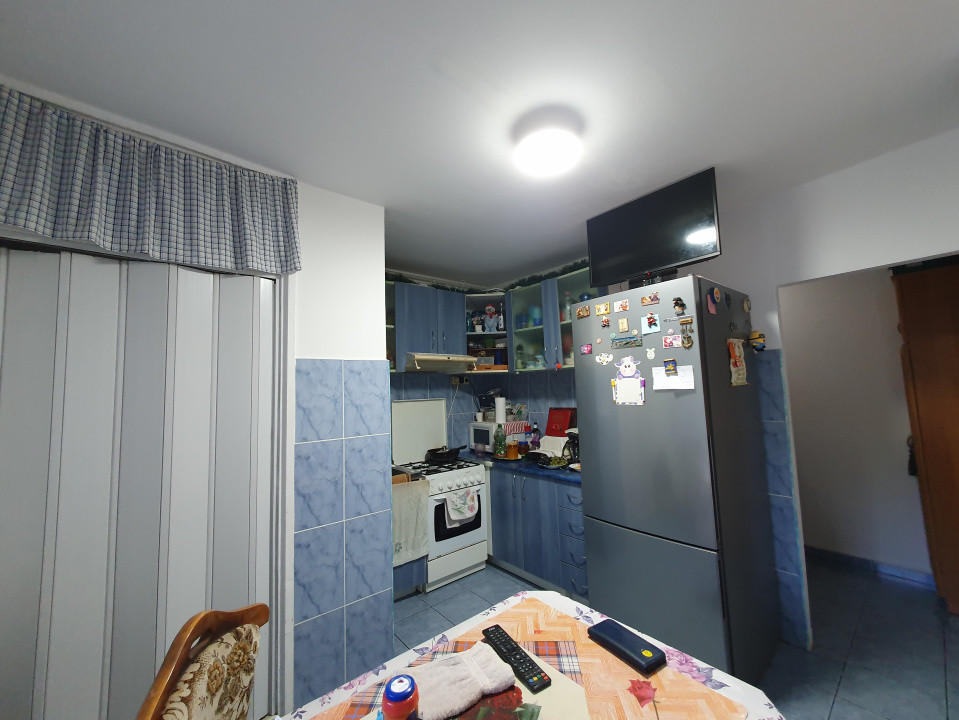 Apartament 3 camere, etaj 1, centrala proprie, bloc izolat - Zona Kiriac 14, foxfort.ro