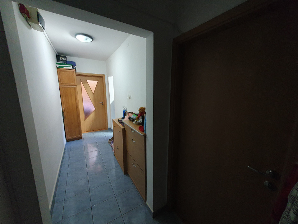 Apartament 3 camere, etaj 1, centrala proprie, bloc izolat - Zona Kiriac 18, foxfort.ro
