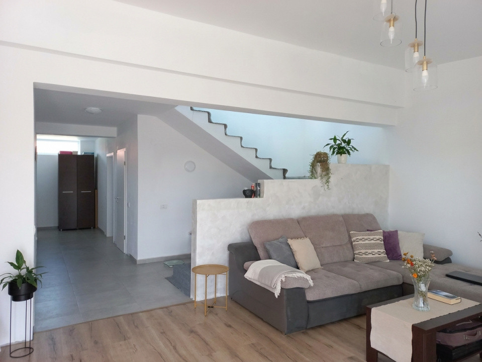 Casa individuala cu 5 camere, garaj si teren de 772 mp - zona Ghiroda 2, foxfort.ro