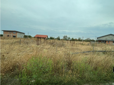 Teren intravilan de 922 mp cu utilitati - Ianova 
