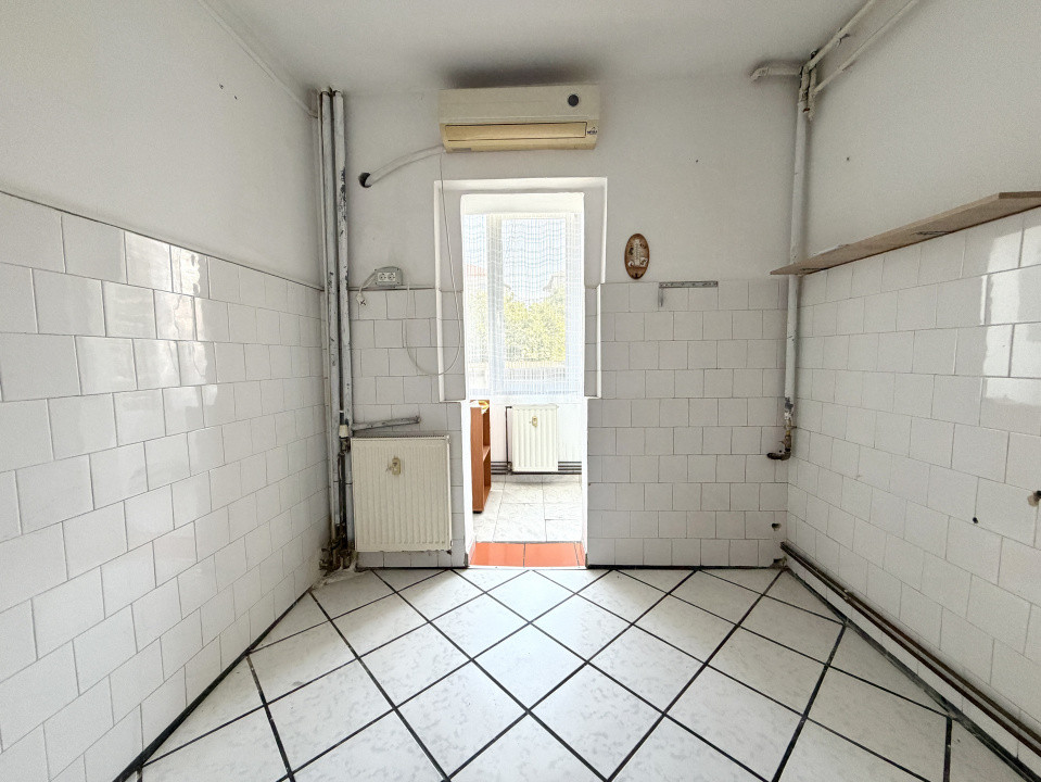 Apartament cu 2 camere nemobilat, centrala proprie - zona Torontalului 4, foxfort.ro