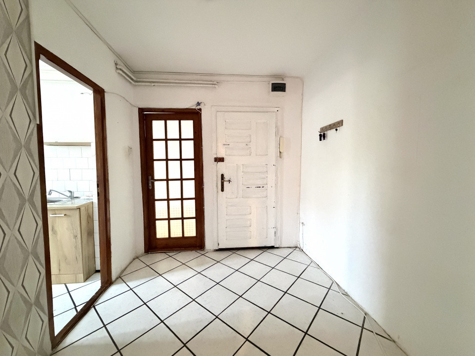 Apartament cu 2 camere nemobilat, centrala proprie - zona Torontalului 8, foxfort.ro