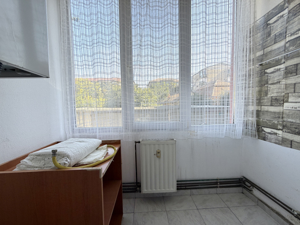 Apartament cu 2 camere nemobilat, centrala proprie - zona Torontalului 9, foxfort.ro