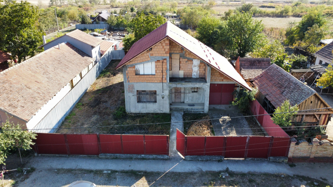 Casa individuala la rosu, intabulata - Uliuc - Sacosu Turcesc 1, foxfort.ro