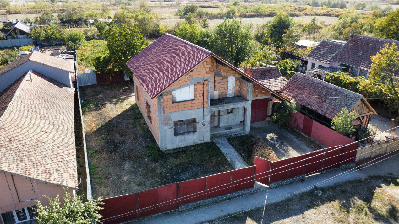 Casa individuala la rosu, intabulata - Uliuc - Sacosu Turcesc 2, foxfort.ro