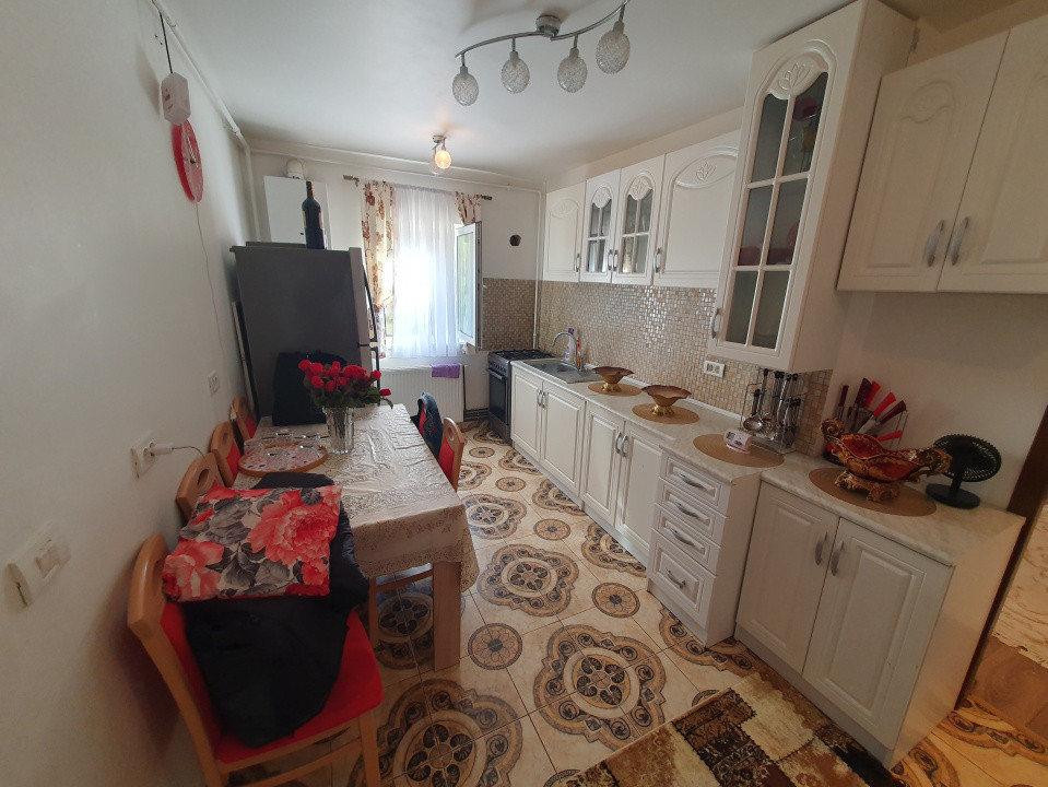 Apartament 3 camere, etaj 2, bloc izolat, - Zona Girocului 13, foxfort.ro