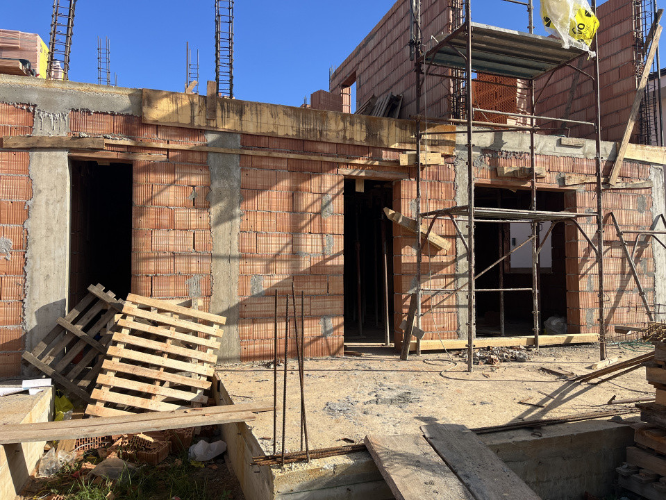 Duplex 5 camere, despartit prin camera tehnica NOU, Calea Medves 7, foxfort.ro