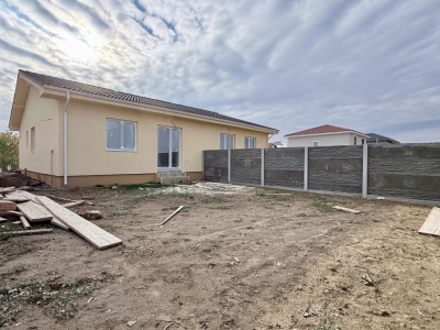 Duplex pe parter 3 camere toate utilitatile Mosnita Noua