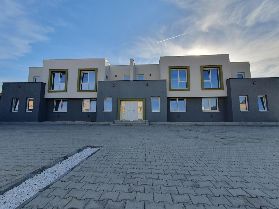 Cvadruplex de inchiriat, 471 mp utili, 8 parcari, in Mosnita Noua 8, foxfort.ro